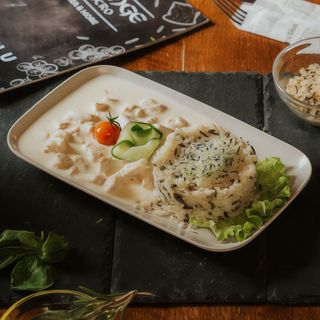 Piept de pui in sos de vin alb si orez sălbatic