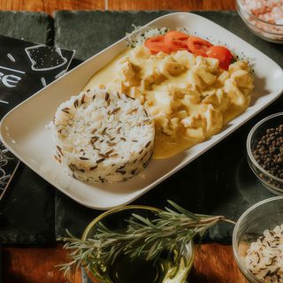 Pui in sos curry cu ananas si orez sălbatic