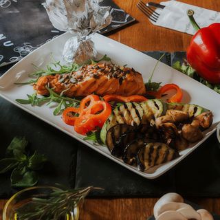 Somon la gratar cu legume