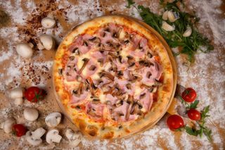 Pizza Prosciutto Funghi family