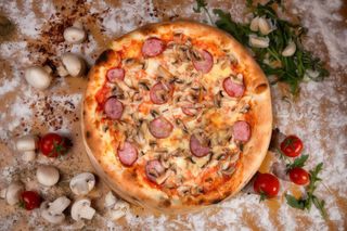 Pizza Salsicia e Funghi family