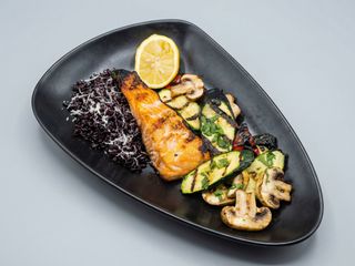 Somon cu legume grill