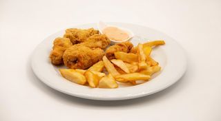 Meniu aripioare picante cu garnitură de cartofi prajiti și salată 450g