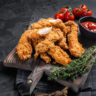 Meniu crispy de pui cu garniturăde cartofi prajiti și salată 450g