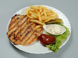 Meniu piept pui grill cu garnitură de cartofi prajiti și salată 400g