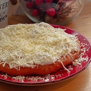 Langoș cu telemea și sos de usturoi 240g