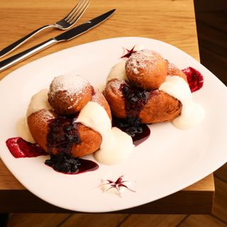 Papanasi cu gem de casa si smantana