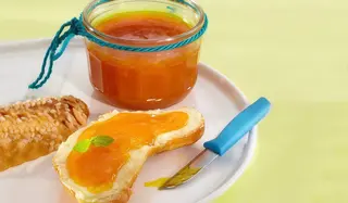 Pâine toast cu unt și dulceața