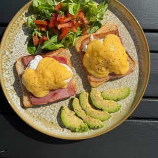 Ou Benedict cu avocado