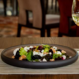 Salată de sfeclă coaptă și branză de capra