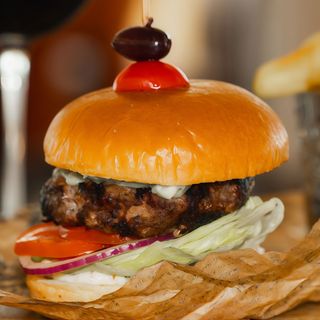 Burger pulled pork cu salata Coleslaw