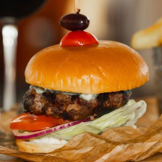 Black Angus Cheeseburger și cartofi dippers