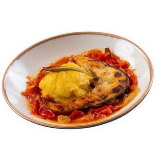 Saramura de sturion cu mamaliga si ardei iute