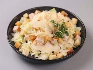 Salata Caesar asezonata cu dressing cremos