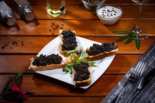 Bruschete cu pate de masline