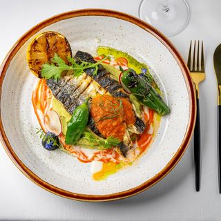 Lup de mare cu piure de cartofi cu busuioc si salsa de rosii