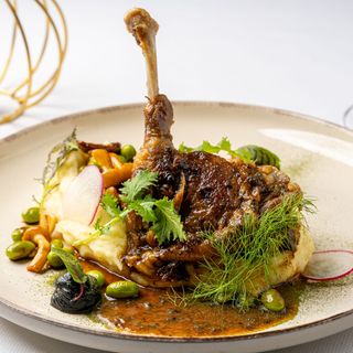 Pulpa de rata cu piure de cartofi, legume sote si sos de vin cu trufe