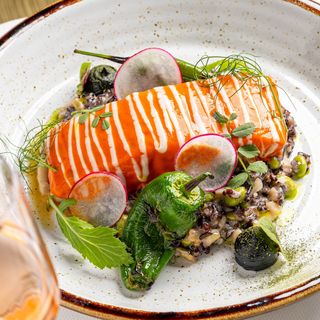 File de somon cu sos mediteranean si orez negru