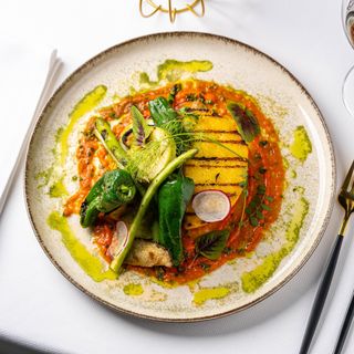 Legume grill cu mamaliga si sos de ardei