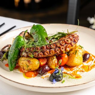 Tentacul de caracatita cu cartofi mediteraneeni