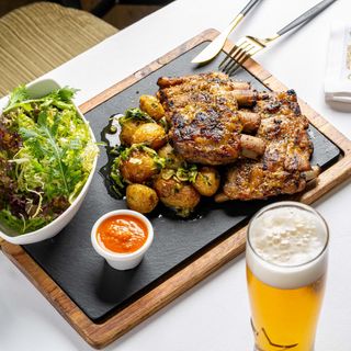 Coaste fragede de vitel cu cartofi noi si salsa de rosii coapte