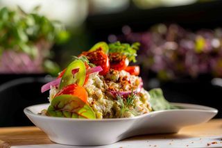 Salata de avocado cu branza feta