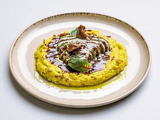 Vitel gatit lent in sos de vin, cu piure de cartofi cu trufe