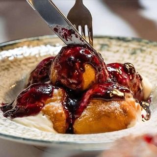 Papanași cu dulceață de vișine și smântână