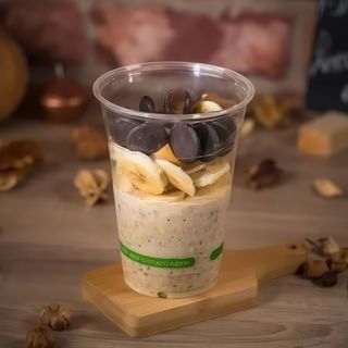 Overnight oats cu unt de arahide, ciocolată şi fructe