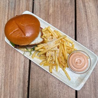 BURGER CU PULPA DE RAŢĂ 