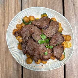  MUȘCHI DE VITĂ CU CARTOFI NOISETTE 