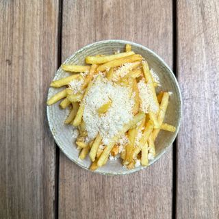 CARTOFI PRĂJIŢI CU PARMEZAN 