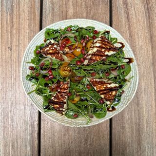 SALATĂ CU HALLOUMI ȘI RODII 