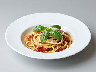 Spaghetti cu sos de roșii și parmesan