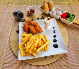 Aripioare de pui picante cu cartofii prăjiți și sos de usturoi