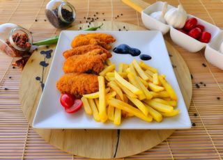 Crispy strips picante cu cartofi prajiti si sos de usturoi