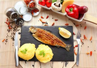 Pastrav la gratar cu mamaliguta si mujdei