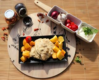 Piept de pui cu usturoi, sos de ciuperci și cartofi aurii