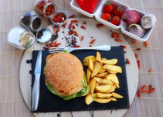 BIG Burger piept de pui MENIU (cartofi, sos, coca cola 330 ml)