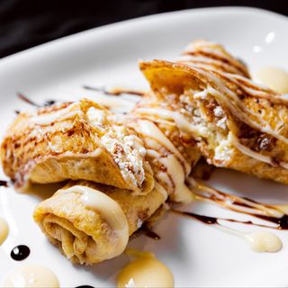 Clatite cu brânză, stafide și sos de vanilie