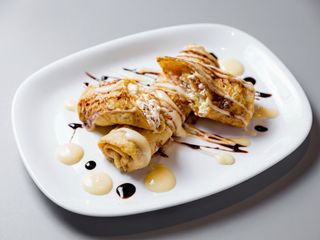 Clatite cu brânză, stafide și sos de vanilie 