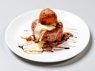 Papanași cu ciocolată și sos de vanilie