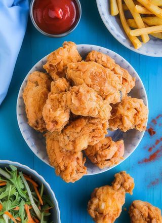 Aripioare picante cu cartofi prajiti si sos de maioneza