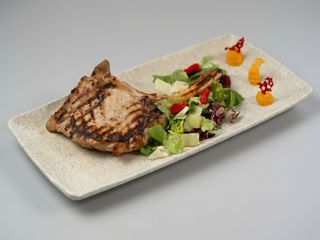 Tomahawk de porc cu salata coleslaw