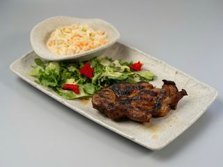 Ceafă de porc la grătar cu salata coleslaw