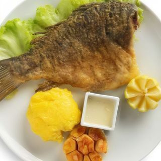 Crap prăjit cu mămăliguță și usturoi