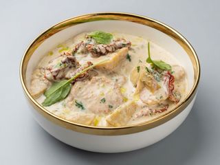 Piept de pui in sos alb