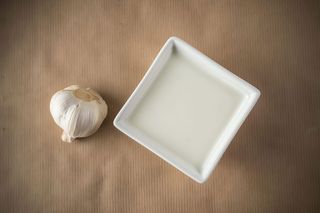 Sos de smantana cu usturoi proaspat