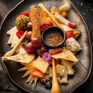 INTERNATIONAL CHEESE PLATTER 250g