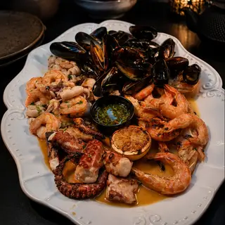 MEDITERRANEAN SEAFOOD PLATTER
